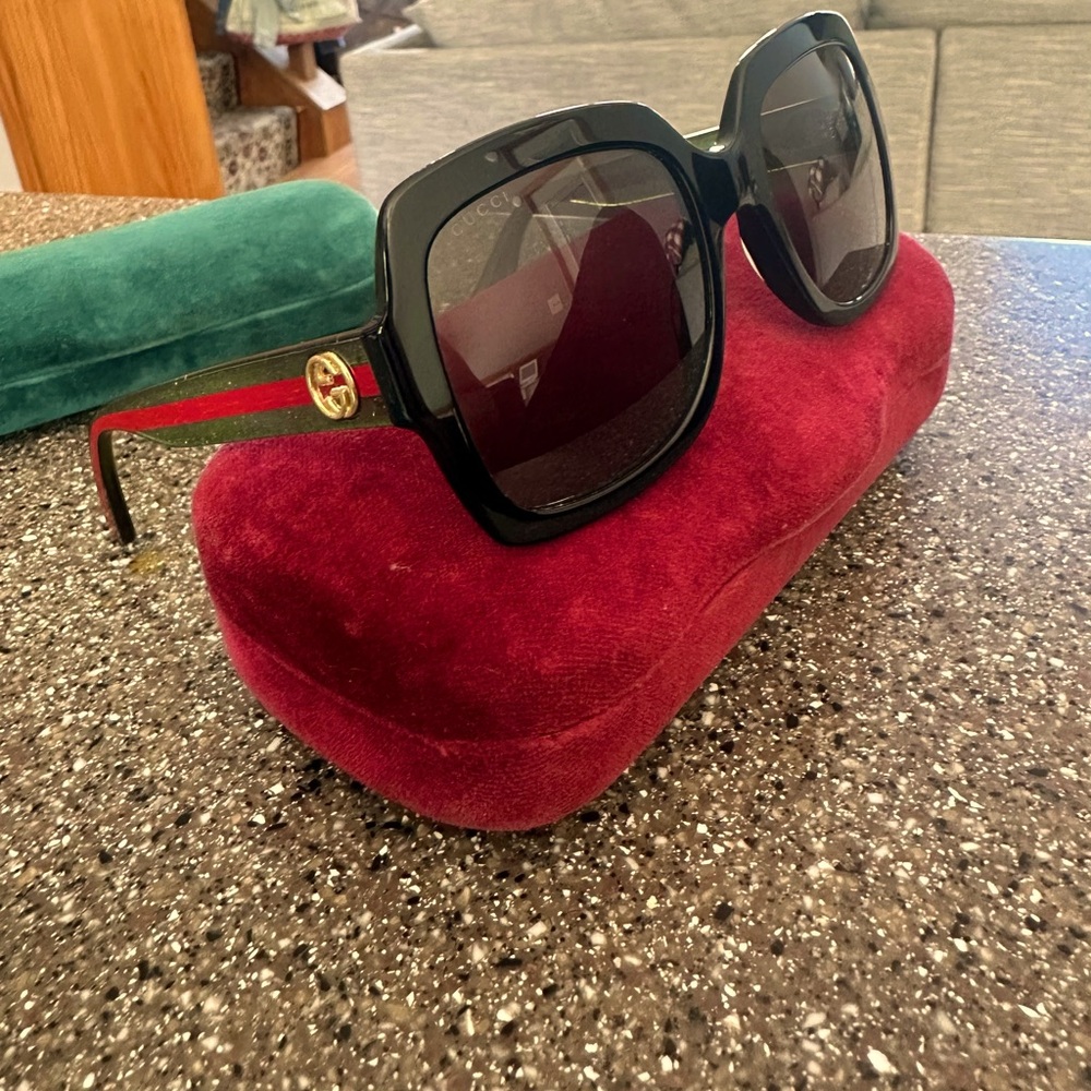 GUCCI sunglassss